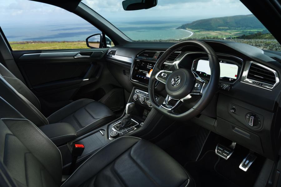 Интерьер Volkswagen Tiguan Allspace R-Line 2018 года  (UK) (фото 8 из 40)
